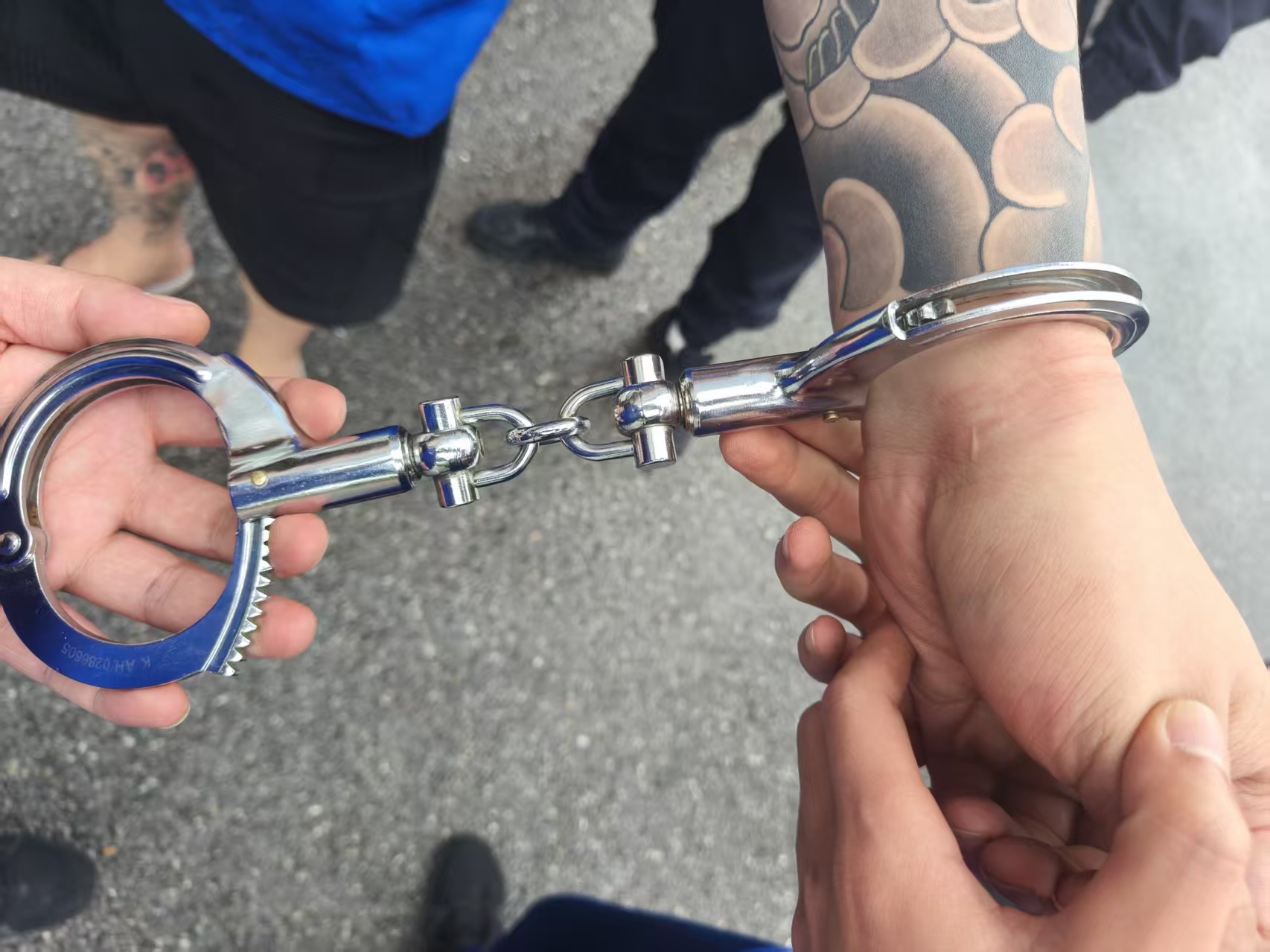 男子进错酒店房间，女性误以为其是男友而发生性关系，构成强奸罪吗？